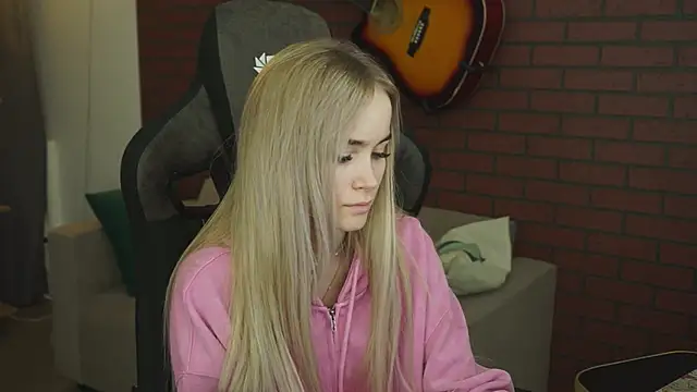 Snapshot of DakotaaJohnnson chatting on November 2025 06:19:01 AM DakotaaJohnnson online show from November 2025 06:19:01 AM