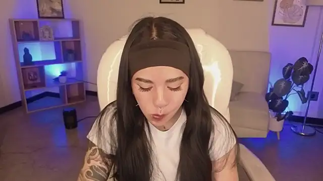 Nicole Foxx  online show from November 2025 07:47:02 PM