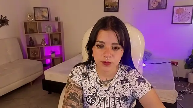 Nicole Foxx  online show from October 2025 07:46:02 PM