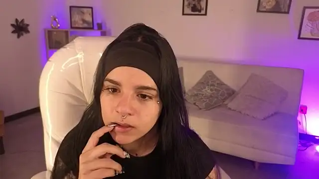 Nicole Foxx  online show from November 2025 07:14:02 PM