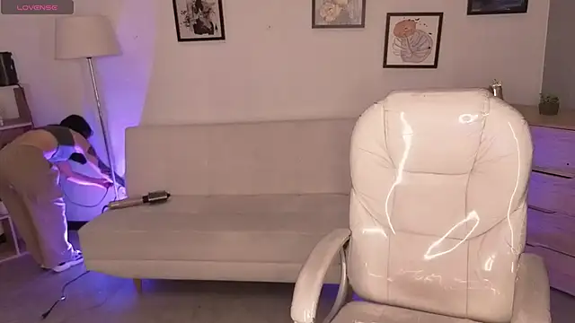 Nicole Foxx  online show from April 2026 05:30:02 PM