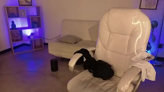 Nicole Foxx  online show from November 2025 07:47:01 PM