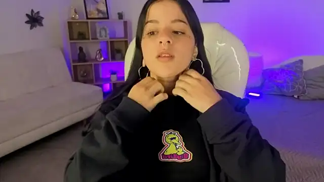 Nicole Foxx  online show from October 2025 07:22:01 PM