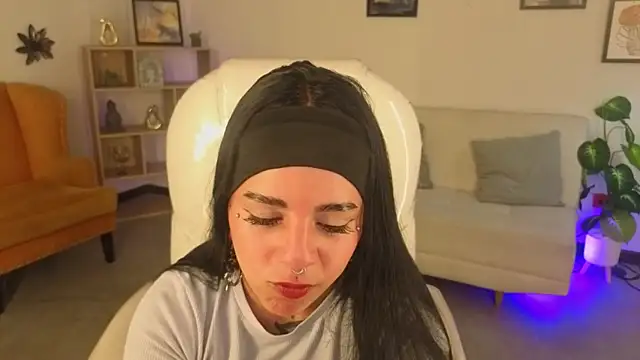 Nicole Foxx  online show from November 2025 07:51:01 PM