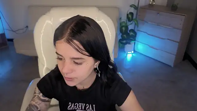 Nicole Foxx  online show from December 2025 07:38:01 PM