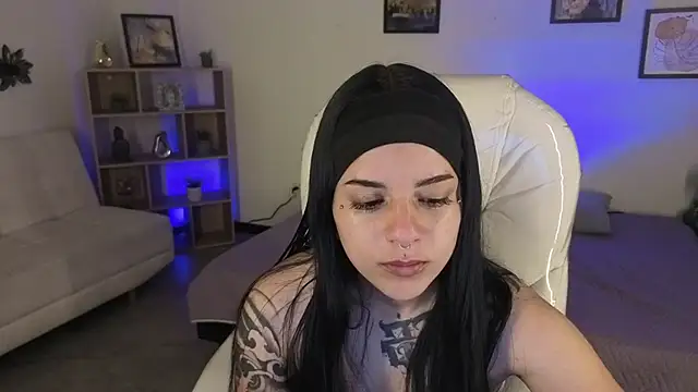 Nicole Foxx  online show from October 2025 07:37:02 PM