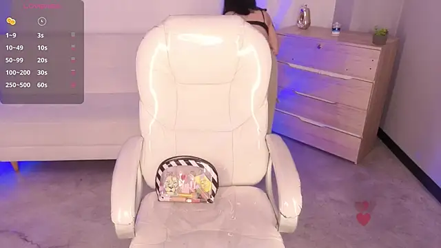 Nicole Foxx  online show from April 2026 08:05:02 PM