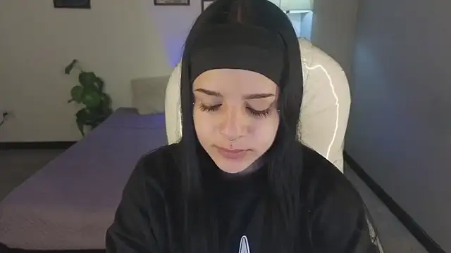 Nicole Foxx  online show from October 2025 07:59:01 PM