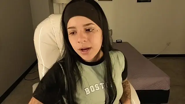 Nicole Foxx  online show from October 2025 07:25:02 PM