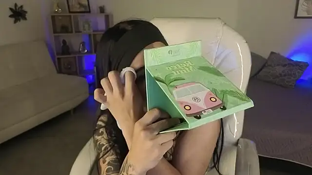 Nicole Foxx  online show from October 2025 06:20:01 PM