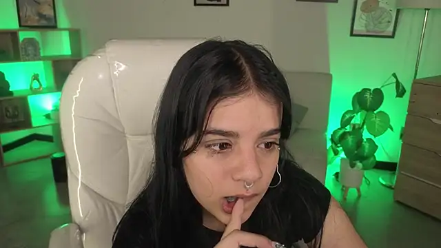 Nicole Foxx  online show from November 2025 07:25:02 PM