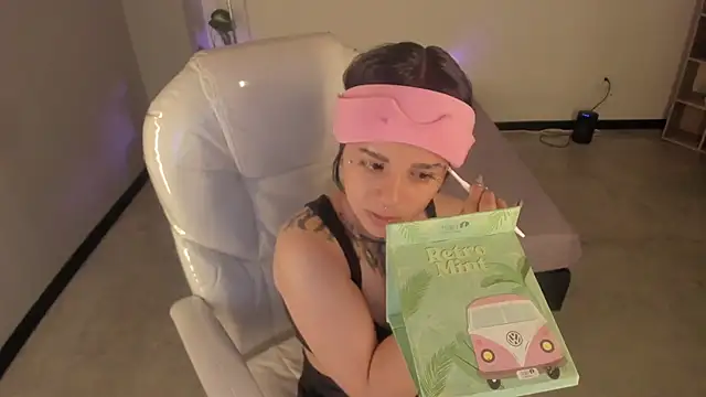 Nicole Foxx  online show from September 2025 07:54:02 PM