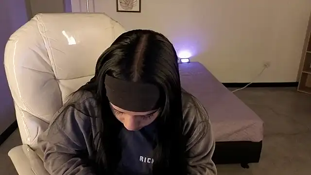 Nicole Foxx  online show from October 2025 06:42:02 PM