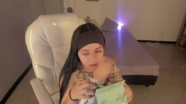 Nicole Foxx  online show from September 2025 08:48:01 PM