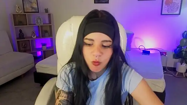 Nicole Foxx  online show from October 2025 07:47:01 PM