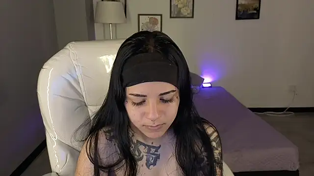 Nicole Foxx  online show from October 2025 07:48:01 PM