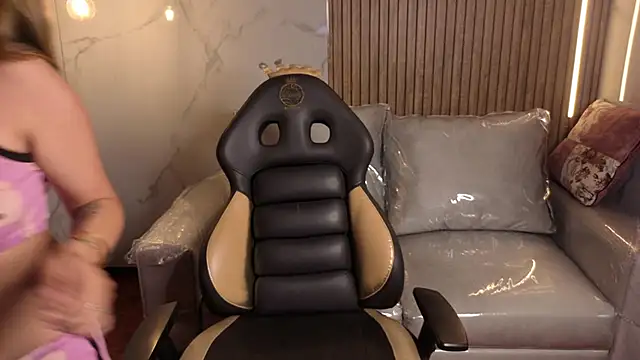 Snapshot of Kitten_Cam chatting on January 2026 06:04:02 PM Kitten Cam online show from January 2026 06:04:02 PM