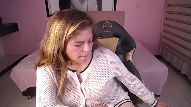 Kitten Cam online show from December 2025 09:04:02 PM