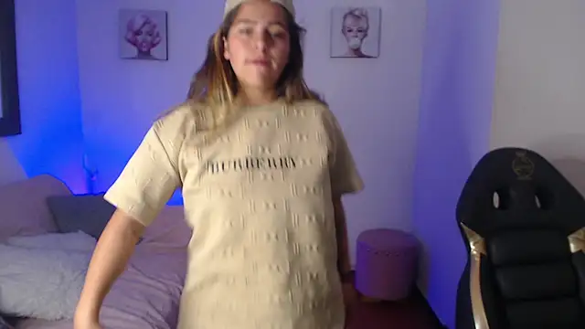 Snapshot of Kitten_Cam chatting on December 2025 12:18:02 PM Kitten Cam online show from December 2025 12:18:02 PM