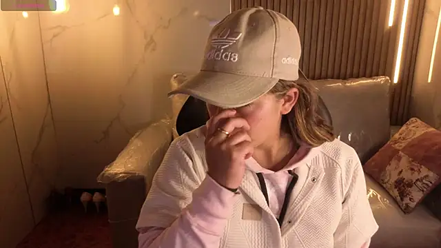 Snapshot of Kitten_Cam chatting on January 2026 03:55:01 AM Kitten Cam online show from January 2026 03:55:01 AM