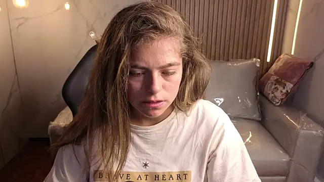 Snapshot of Kitten_Cam chatting on January 2026 02:24:02 PM Kitten Cam online show from January 2026 02:24:02 PM