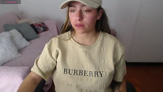 Snapshot of Kitten_Cam chatting on December 2025 11:18:02 PM Kitten Cam online show from December 2025 11:18:02 PM