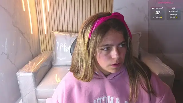 Kitten Cam online show from November 2025 04:35:02 AM