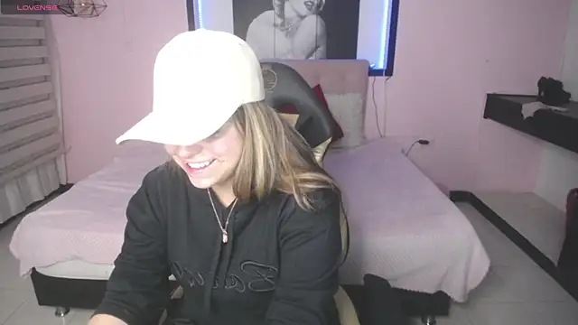 Kitten Cam online show from November 2025 01:42:01 AM