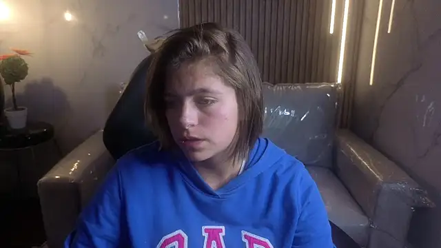 Kitten Cam online show from May 2026 04:27:02 AM