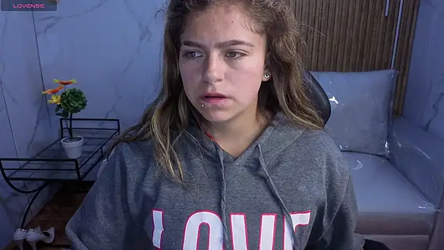 Snapshot of Kitten_Cam chatting on February 2026 12:13:02 PM Kitten Cam online show from February 2026 12:13:02 PM