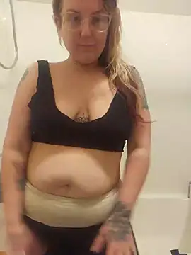Snapshot of TattedMamaXOXO chatting on February 2025 07:02:01 PM TattedMamaXOXO online show from February 2025 07:02:01 PM