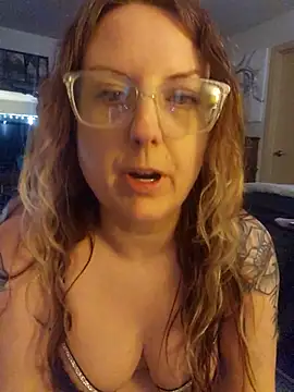 Snapshot of TattedMamaXOXO chatting on February 2025 06:32:02 PM TattedMamaXOXO online show from February 2025 06:32:02 PM