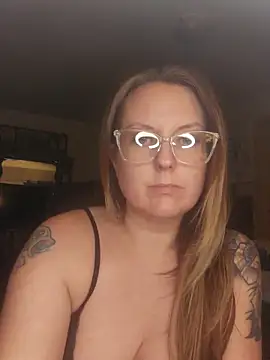 Snapshot of TattedMamaXOXO chatting on March 2025 04:00:01 AM TattedMamaXOXO online show from March 2025 04:00:01 AM
