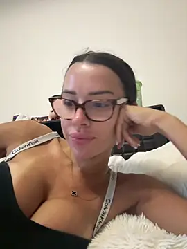 Snapshot of SexySophiaax chatting on May 2026 05:33:01 AM SexySophiaax online show from May 2026 05:33:01 AM