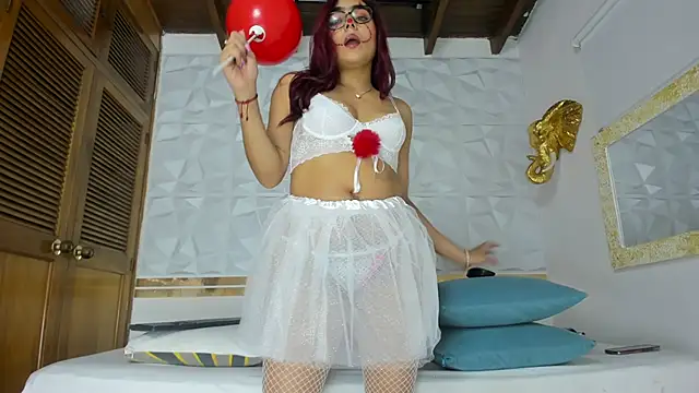 Sara Collinnss online show from October 2025 12:24:01 PM