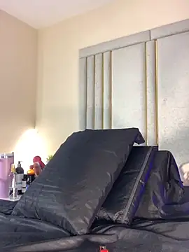 Snapshot of Liincostelloo chatting on December 2025 07:37:01 PM Liincostelloo online show from December 2025 07:37:01 PM