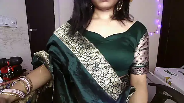 Snapshot of night_queen07 chatting on December 2025 10:32:02 AM night queen07 online show from December 2025 10:32:02 AM