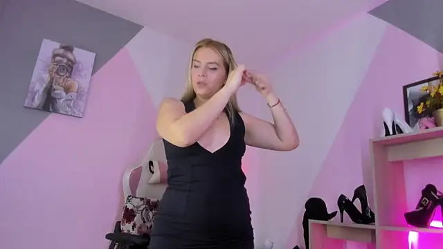 RayaCarr  online show from October 2025 01:43:01 PM