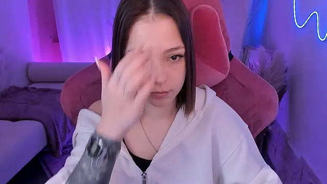 PamBeesly online show from December 2025 08:38:01 AM