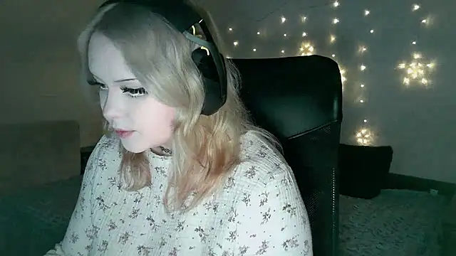 Snapshot of Electro_doll chatting on February 2025 11:06:02 AM Electro doll online show from February 2025 11:06:02 AM