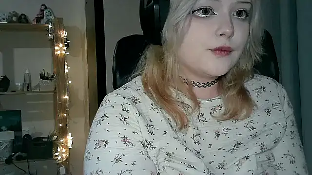 Snapshot of Electro_doll chatting on February 2025 01:53:02 PM Electro doll online show from February 2025 01:53:02 PM