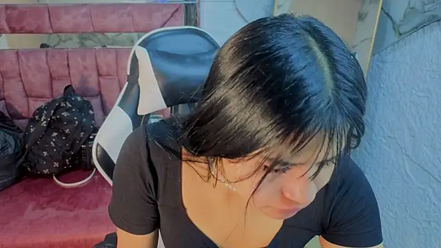 Snapshot of Paulette_v chatting on June 2026 01:10:01 PM Paulette v online show from June 2026 01:10:01 PM