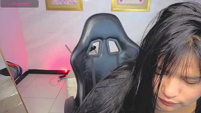 Snapshot of Paulette_v chatting on April 2026 01:04:01 PM Paulette v online show from April 2026 01:04:01 PM