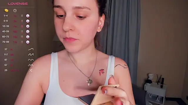 Snapshot of FalineGirling chatting on February 2025 06:43:02 AM FalineGirling online show from February 2025 06:43:02 AM