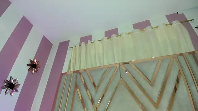 emili clark online show from November 2025 04:29:02 PM