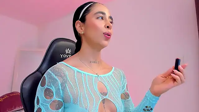 sophierooy22 online show from April 2026 06:03:01 PM