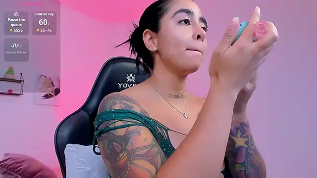 sophierooy22 online show from December 2025 02:43:02 PM