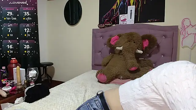 Emmie Hot online show from December 2025 12:10:01 PM