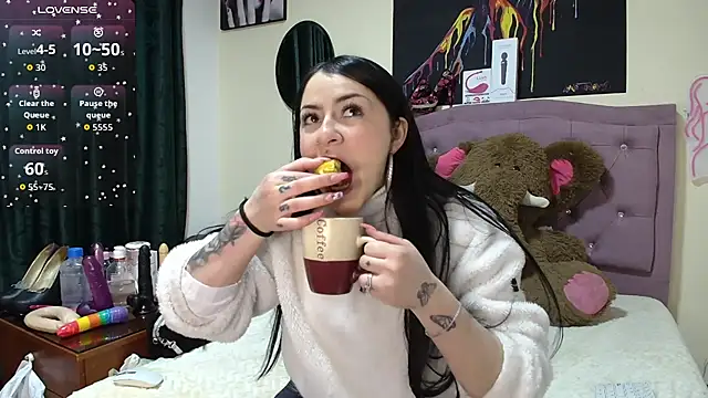 Emmie Hot online show from November 2025 12:05:01 PM