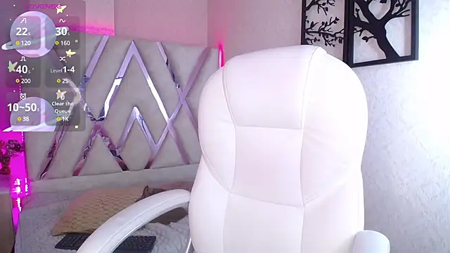 Sophia waalker  1 online show from March 2025 06:18:01 PM